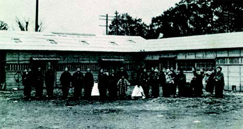 大震災後の麻布緊急一時保護施設と老人・母子（1924年頃）