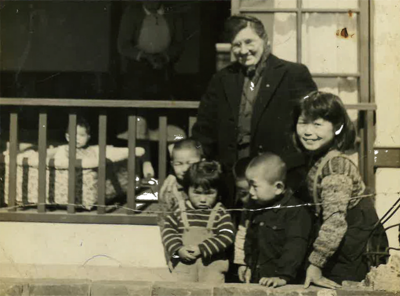 A.パウラス氏と子どもたち