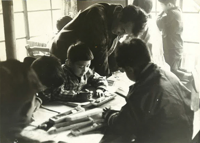 母子寮で勉強する様子（1963年）