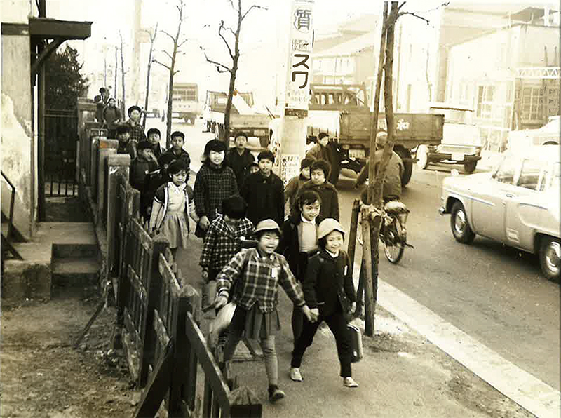 母子寮登校の様子（1963年）